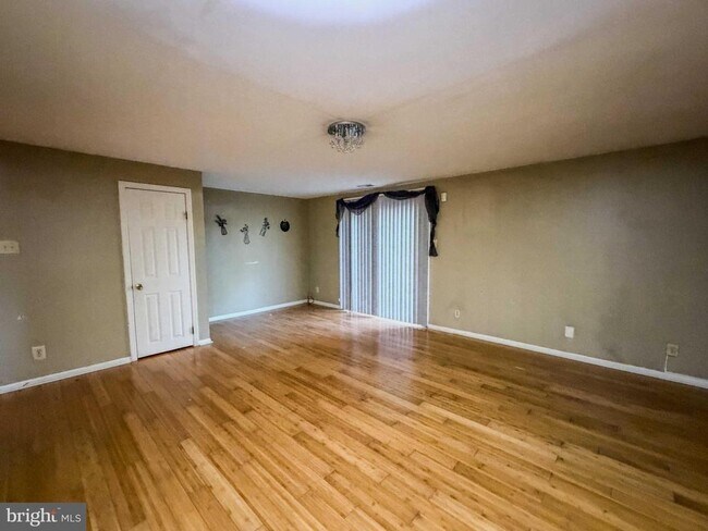 Building Photo - 58 Vanderbilt Ct