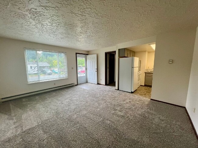 Building Photo - 1 BD Upper Level Apt - W/S/G Included Plea...