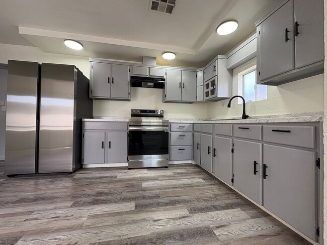 Building Photo - Spacious 3 Bed, 2 Bath Single Story Home