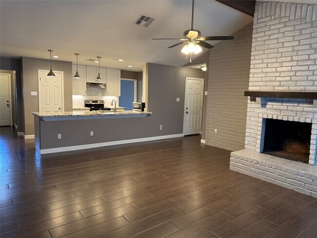 Building Photo - 17119 Barcelona Dr