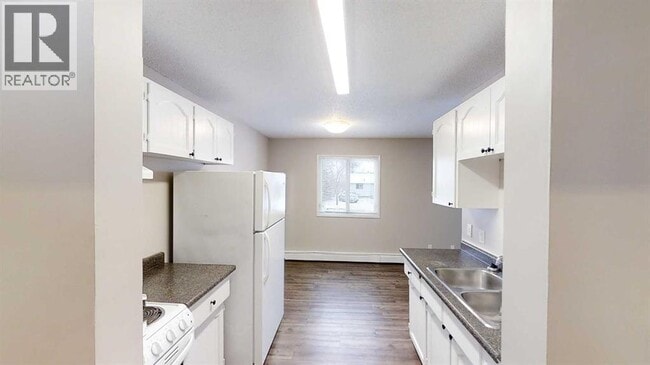 Photo du bâtiment - 10114-10105 105 Ave