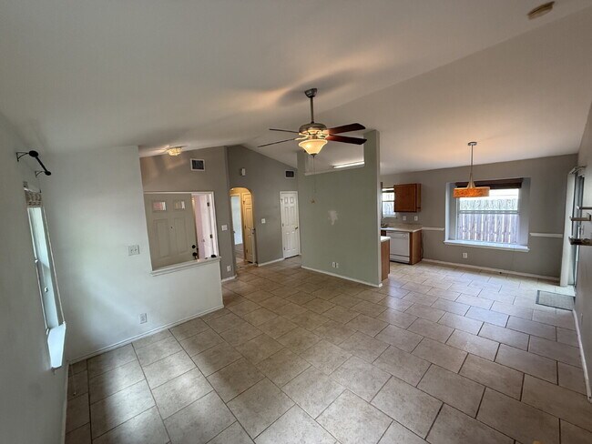 Foto del edificio - Well Maintained One-Story in Westchase | No Carpet + New Pergola + Prime Location