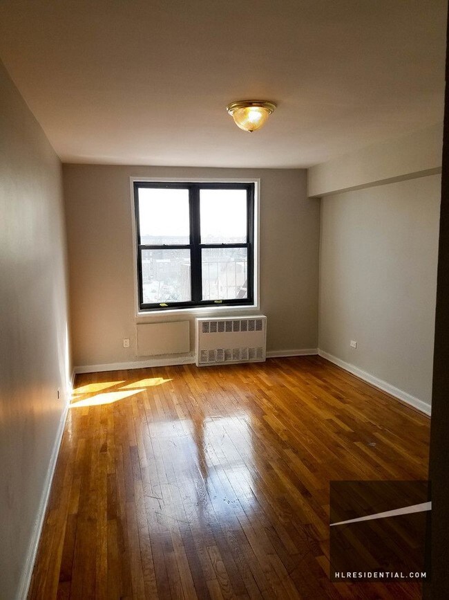Foto del edificio - 815 Gravesend Neck Rd
