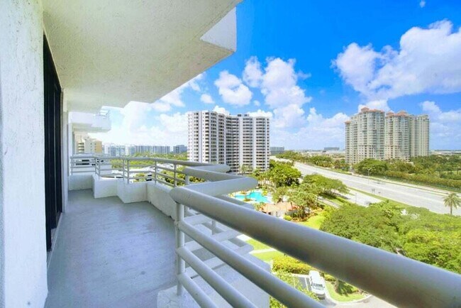 Foto del edificio - 3300 NE 192 St