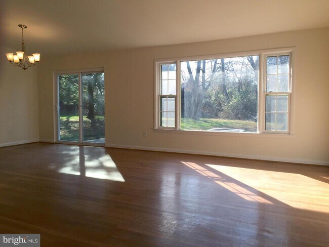 Building Photo - 1109 Devere Dr
