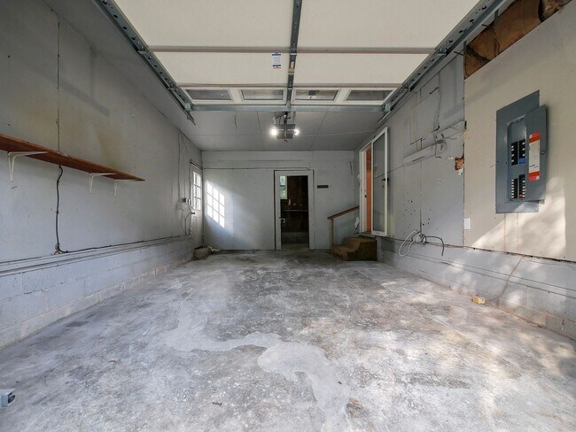Foto del edificio - 3 BR 2 BA For Rent in Red Bank