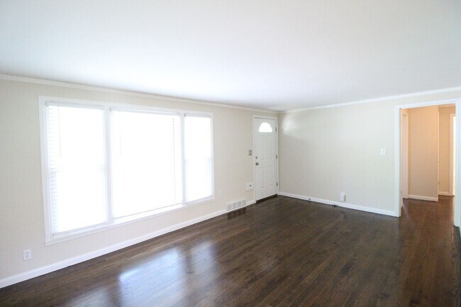 Building Photo - 3 Bedroom 1 Bath Home In Prairie Village