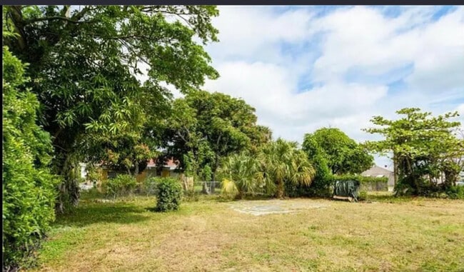 Building Photo - 808 W 4th St