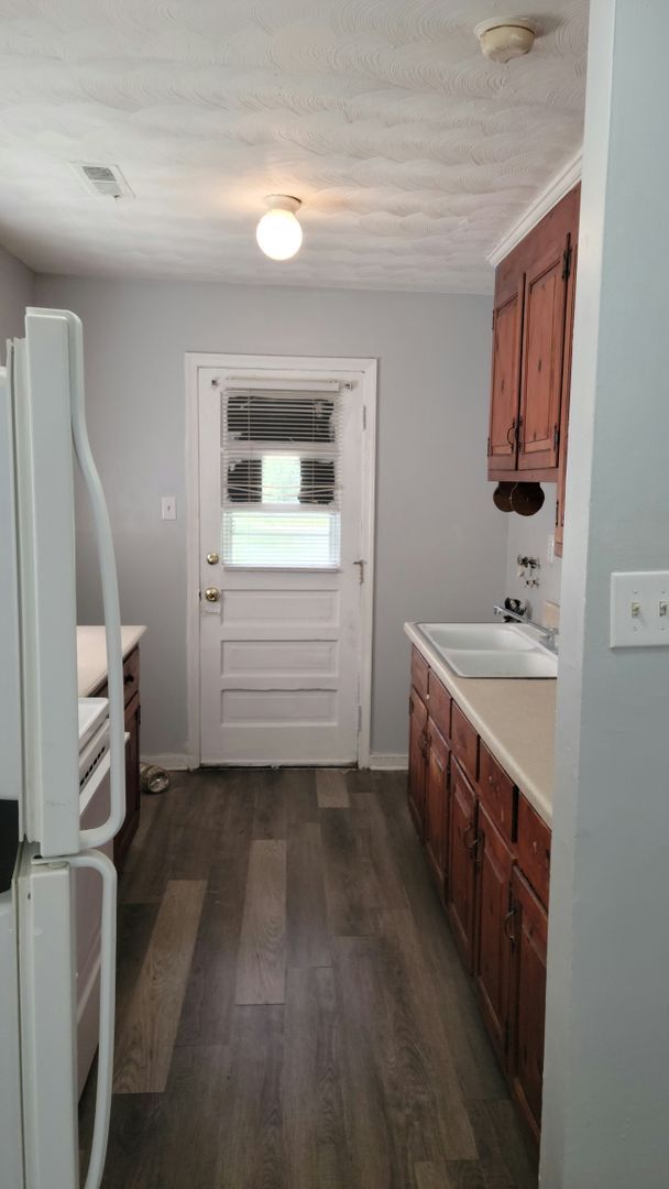 Building Photo - Lovely 3 bed 1 bath