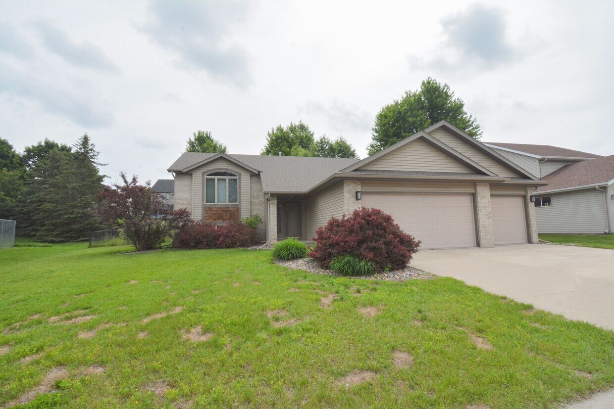 Foto principal - Beautiful Updated 4 Bedroom 2 Bath Availab...