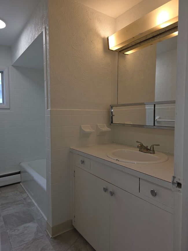 Building Photo - 2 bedroom upper