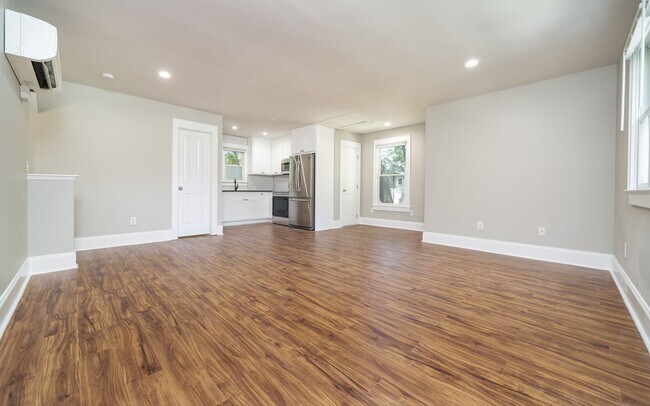 Foto del edificio - Renovated 1 bed, 1 bath studio, power and ...
