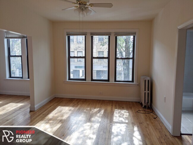 Foto del edificio - 2704 N Milwaukee Ave