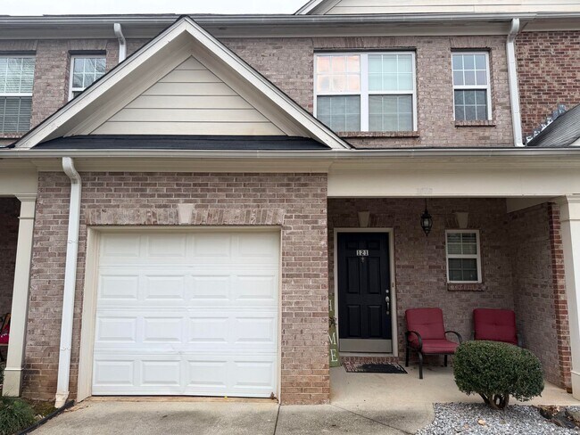 Foto del edificio - Wow! Check out this charming 3 bedroom 2.5 bathroom townhome in Newnan!