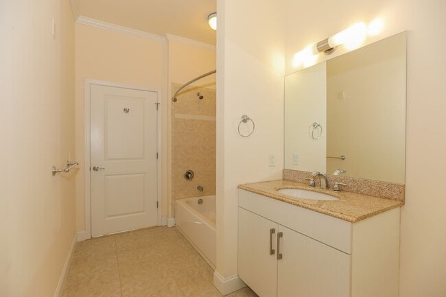 Building Photo - 2/Bedroom 2/Full bath - Panoramic Views - Best Location In Edgewater