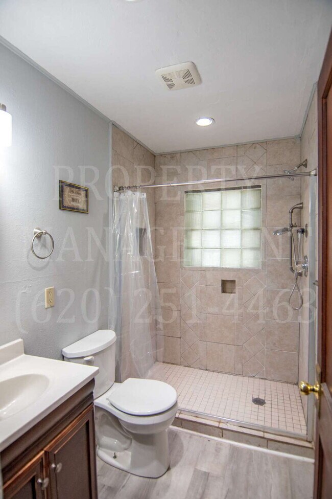Building Photo - Charming 3-Bed 1-Bath Home