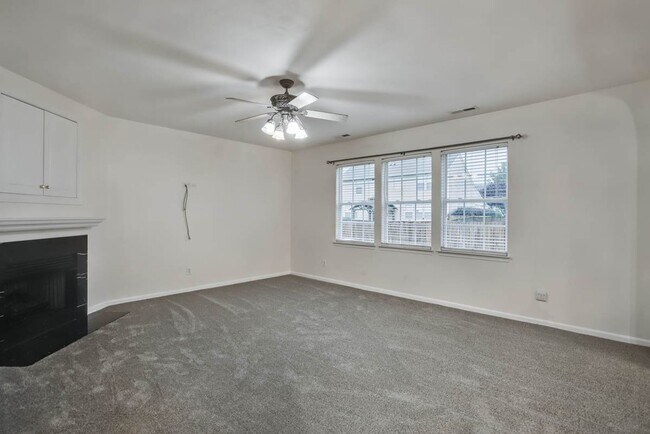 Foto del edificio - 933 Holbrook Dr