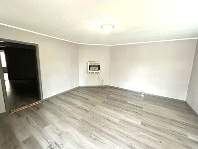 Building Photo - TWO BEDROOM / ONE BATH UNIT AVAILABLE NOW!