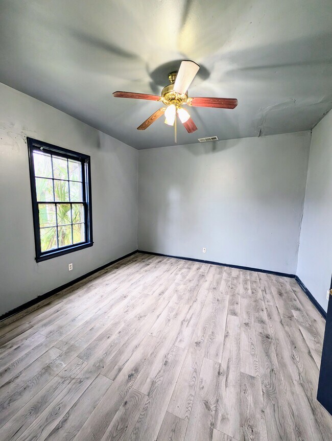 Foto del edificio - 1008 W 52nd St