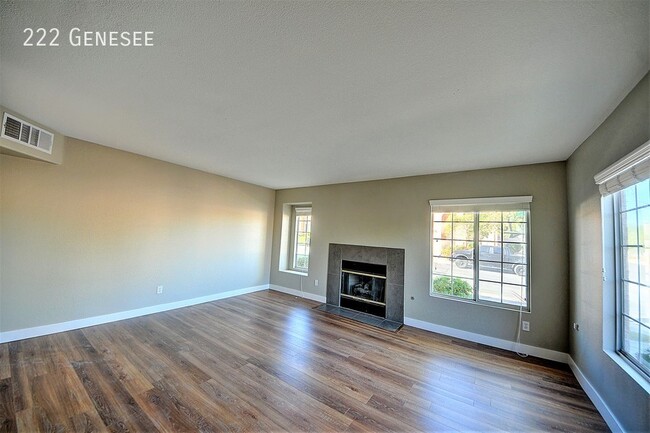 Building Photo - Quaint 3 Bedroom Townhome