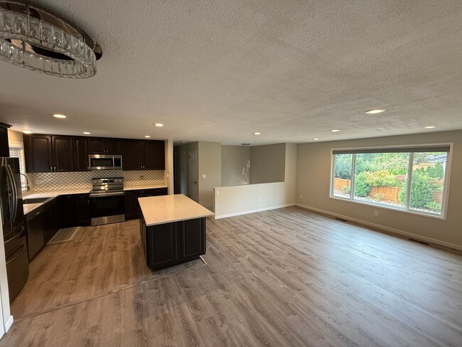 Building Photo - Tastefully Updated Kingsgate home!