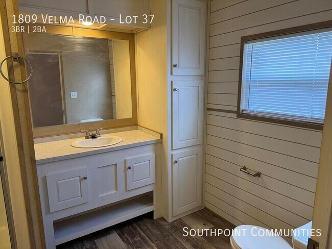 Foto del edificio - 1809 Velma Rd