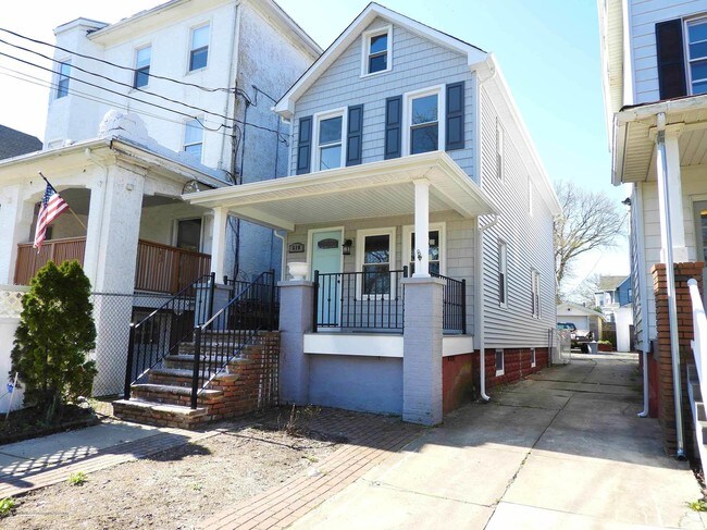 Building Photo - 610 5th Ave