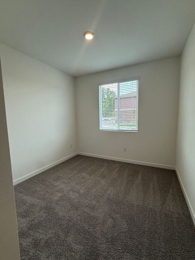 Foto del edificio - Brand-New 3 Bed | 2.5 Bath Townhome in Carson City