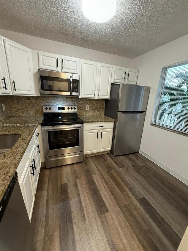 Primary Photo - 8610 N Sherman Cir