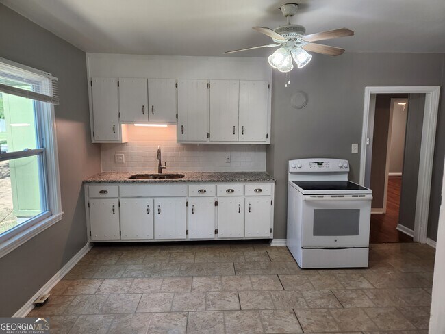 Foto del edificio - 680 Shannon Cir NE