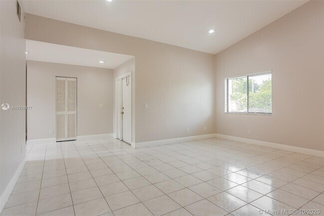 Building Photo - 901 SW 109th Ave