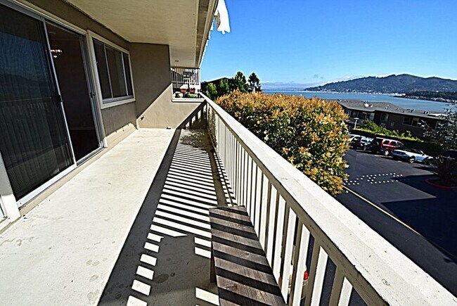 Building Photo - BEAUTIFUL TIBURON! QUIET 1BR/1BA Condo, En...