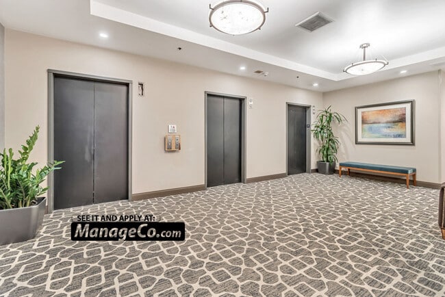 Building Photo - Chic 1BR/1.5BA Condo w/ Unbeatable Downtow...
