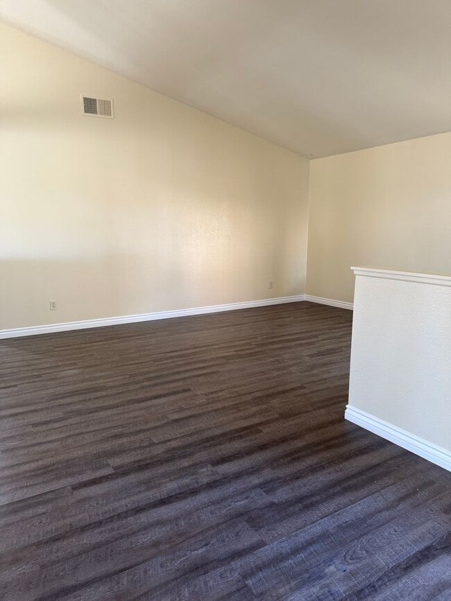Building Photo - Moving in Ready