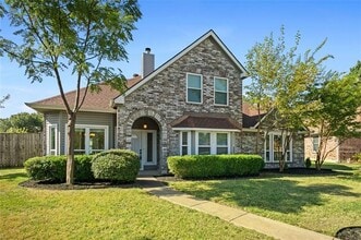 Building Photo - 2113 Live Oak Dr