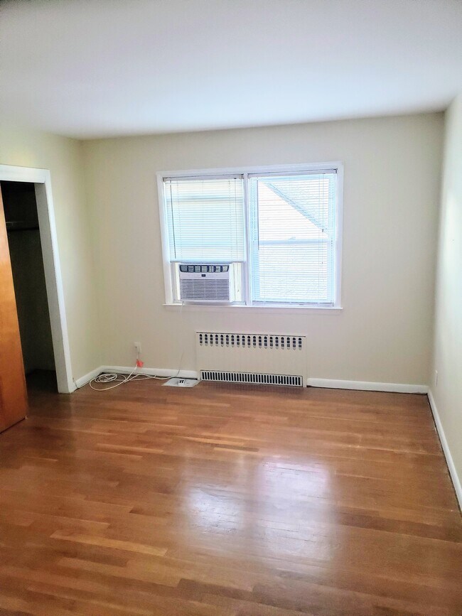 King size bedroom - 109 Rockwell St