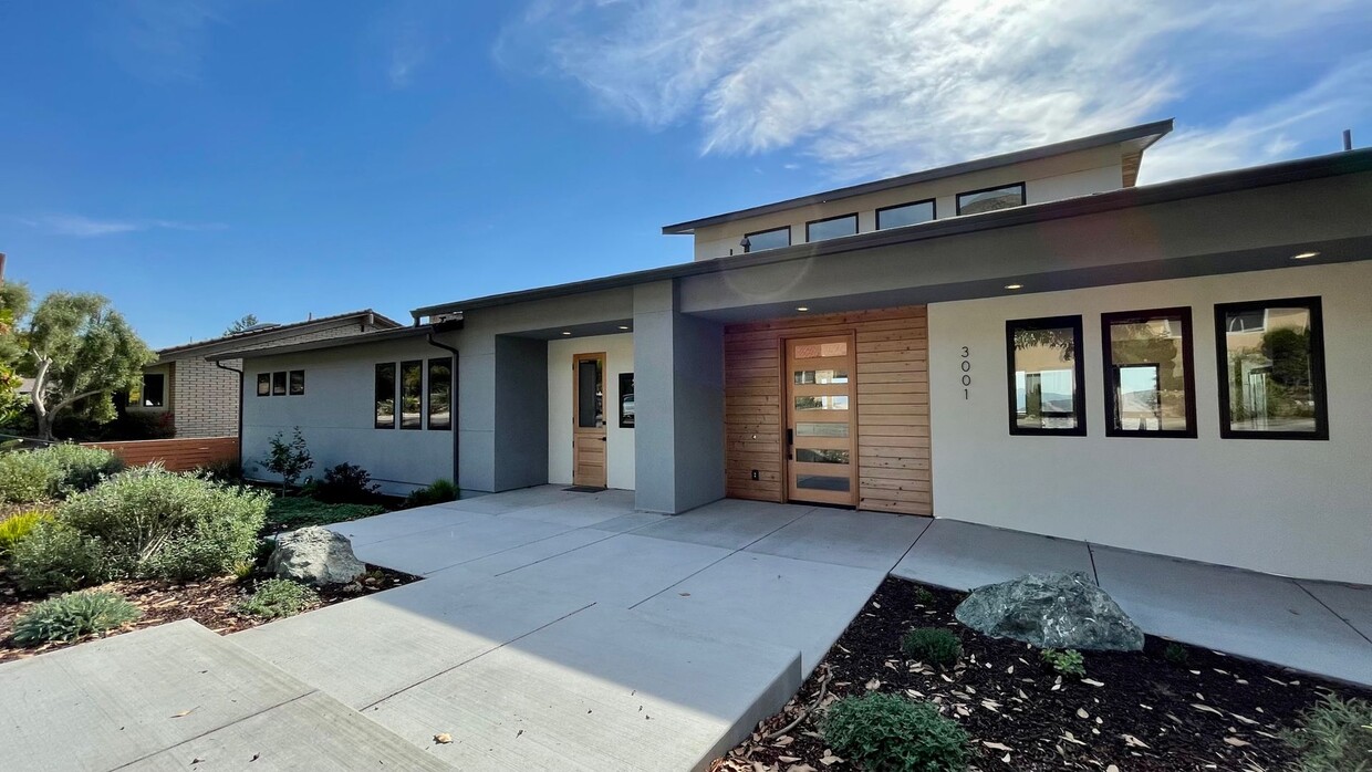 Primary Photo - Exceptional New Construction Single-Level ...