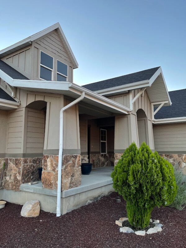 Foto del edificio - 8066 Lakeshore Dr