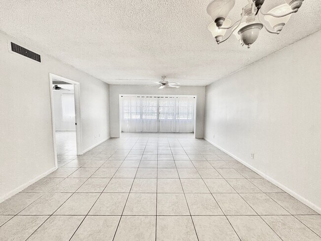 Foto del edificio - 600 Royal Palm Blvd