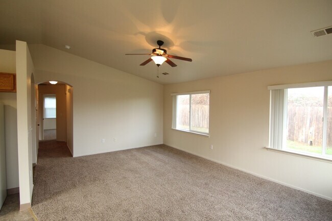 Foto del edificio - 3 Bedroom Home in Gated Lake California