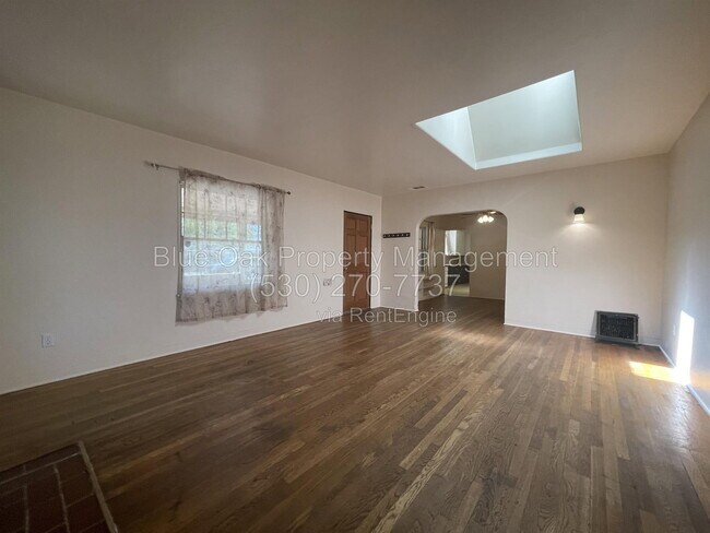 Foto del edificio - 396 E 1st Ave