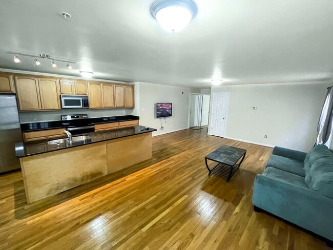 Building Photo - Stylish 3-Bedroom Condo in the Heart of Ca...