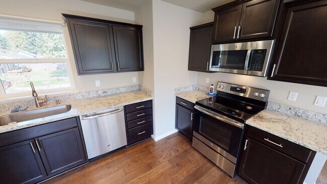 Foto del edificio - Manchester 3 Bedroom Available June 15th!