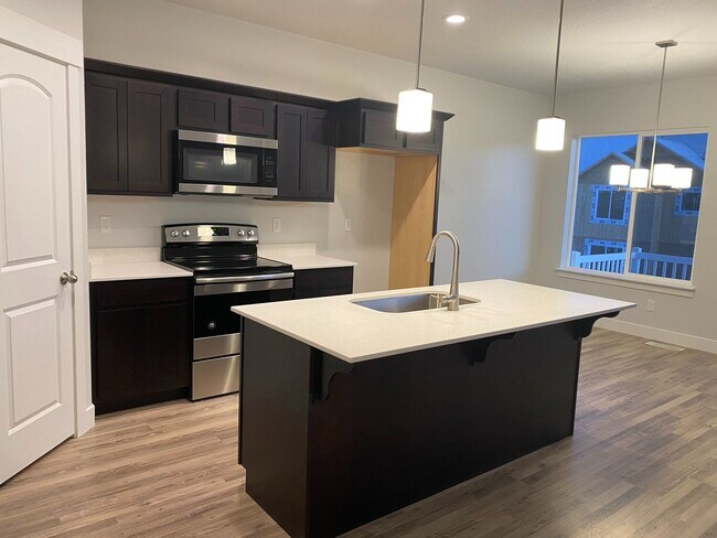Building Photo - Charming 3-Bedroom Townhome with Modern Up...