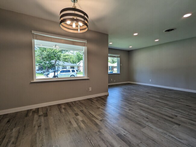 Building Photo - 10008 Olmos Dr