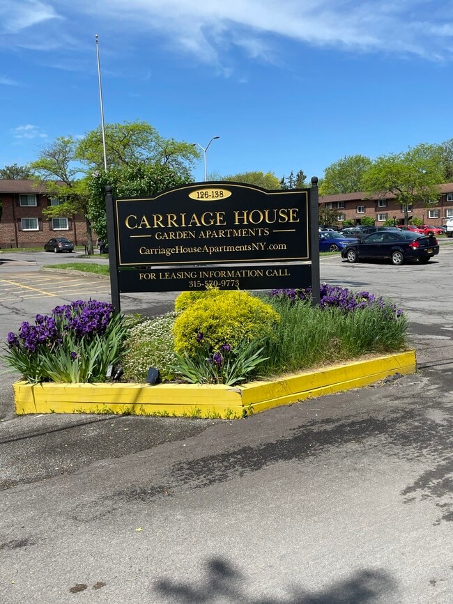 Building Photo - Carriage House