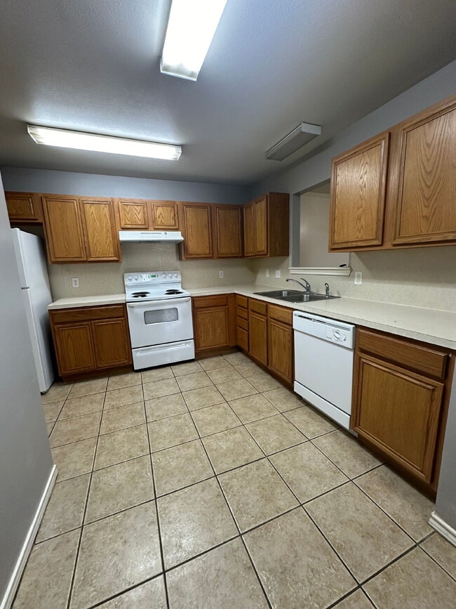 Building Photo - Duplex with easy access to the loop