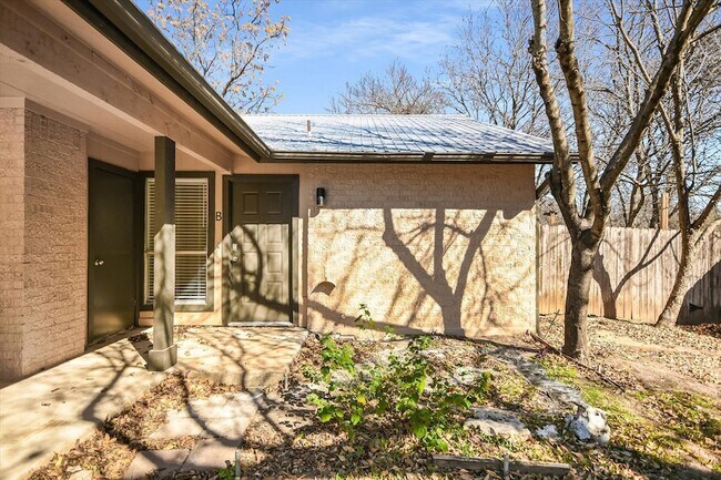 Building Photo - 1402 Waterloo Tr