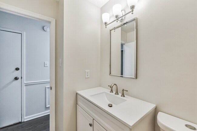 Foto del edificio - 4513 1/2 MacArthur Blvd NW