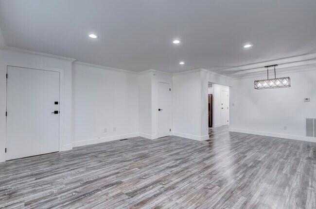 Building Photo - 128 W 45th St
